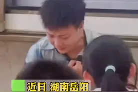 男老师课堂飙抒情戏，引全班同学落泪#课堂飙戏引同学落泪 #飙戏 视频封面