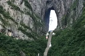 张家界天门山景区3男1女跳崖自杀，死者家属：出事前称去旅游了视频封面