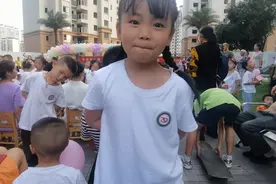 幼儿园安排小朋友为爸爸妈妈们跳的舞蹈，很感动，很有心。视频封面