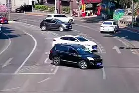 重庆一路口推行“多车串联调头”，大大提升了交通节点通行能力，给交管部门点赞👍🏻。领头大哥不好当啊，转过头来小弟已经跑光了！😀😀#8d魔幻山城重庆视频封面