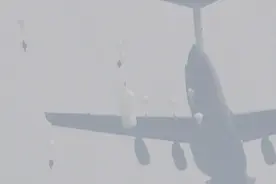 直击！空降兵某空中突击旅在鄂北某地使用国产大型运输机展开跨区域、成建制兵力投送演练！#最可爱的人视频封面