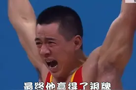 中国选手左手受伤，忍痛摘银，战胜自己，赢得大家的尊重！#陆浩杰 #清晨喜阅陆浩杰举重中国力量 视频封面