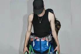 王一博著名的忘记原音乐的 断手断脚舞名场面 我老公小时候 跳过C-walk 他看过后跟我说 一博太厉害了 这一段看似随意的舞步 其实特别难跳出 那种洒脱随性的质感 脚趾头脚后跟的移动配合 练过舞的人才知道 行云流水的背后 是极强的天赋和练习到肌肉记忆的付出 神的孩子爱跳舞 我们爱他 #向全世界安利王一博 #大数据让我们相遇 #耽误你几秒心动一下 #王一博#王一博断手断脚舞视频封面