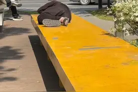 在苏州昆山，我第一次见到了“大神”。他们只做日结工作，做一天歇三天，以天为被以地为床，过得“洒脱”。#昆山 #苏州 #打工人 #三和大神 #中华园大神视频封面