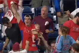 双手接球？那你是没看过这位奶爸的极限操作！#mlb视频封面