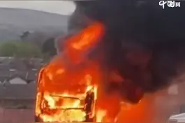 北爱尔兰暴力事件紧张升级，双层巴士被扔汽油弹燃烧成废铁