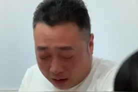 9月24日河南禹州，爸爸抱着宝宝打针，针打在孩子身上，疼在自己心里视频封面