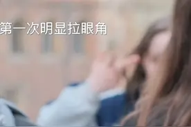 博主在英国拍摄街景时，遭女孩比划种族歧视手势，立即进行有力反击