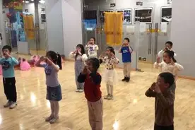 今天上课居然是老师改编的新版《哇呀哇呀哇》，真的是与时共进呀视频封面