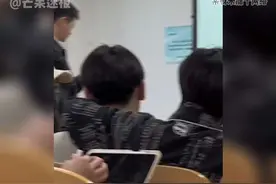 #贺峻霖 这个单手搂同桌的动作真的好撩啊！迎面而来的霸道总裁感觉，三代总攻贺峻霖诚不欺我！上课暂停，我去当小贺的同桌！视频封面