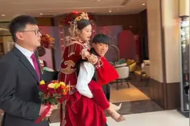 姐姐结婚，弟弟直接拿100w给姐姐随礼视频封面