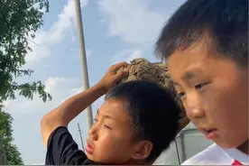小时候最喜欢去别人家鱼塘偷偷钓鱼啦。#我的乡村生活 #人类幼崽迷惑行为大赏 #童年回忆 #蚊子守村人 #熊孩子