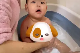 好象有点冷，小宝洗澡了，小朋友们冬天你们几天洗一次澡呢？视频封面