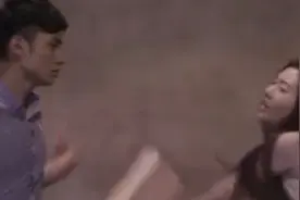女友撒谎说加班，跟别人约会，结果被抓了个正着，结果悲催视频封面