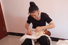 给新生儿洗屁屁的流程。视频封面