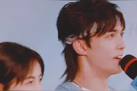 #盛夏未来 #吴磊 #张子枫 这微妙的场面，首映礼现场吴磊和#侯明昊 现场互相说我爱你，子枫妹妹表情亮了哈哈视频封面