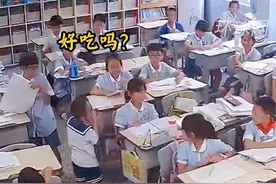 弟弟偷偷溜进姐姐教室，只为了给姐姐喂一颗甜甜的糖😘视频封面