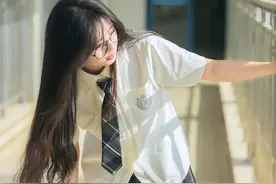 看得出来她真的很社恐🤣#不愧是jk #社恐 #给陌生人拍照 #拍照视频封面