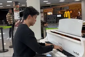 解锁马略卡机场新钢琴 在机场弹多远都要经济舱再适合不过了 #钢琴 #希巴嘚 #多远都要在一起 #经济舱视频封面