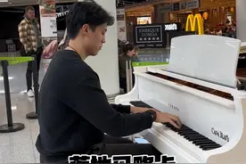 解锁马略卡机场新钢琴 在机场弹多远都要经济舱再适合不过了 #钢琴 #希巴嘚 #多远都要在一起 #经济舱视频封面