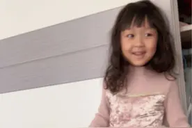 懒妈妈一定会有一个勤快孩子，我早上醒来她衣服都穿好了，居然搭配的还是那么一回事哎，此处应有掌声，我内心跟她一样得意哈哈#萌娃穿搭