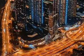 曾经：武汉10000个工地震惊全球，如今收获期满满！ 如今武汉重大文化项目亚洲第一 网友盛赞武汉：中国暂时居第五城，目標第三城！  由专业机构统计数据显示，武汉市200米以上的摩天大楼数量位居全国第三，仅次于香港🇭🇰和深圳。  去年武汉城市gdp突破20,000亿大关，创历史新高！  武汉高大上的城市建设水平，折服了全国各地的网友，他们纷纷盛赞武汉城建水平当属“中国第五城”！  武汉市城市建设水平之高体现在诸多方面：城市快速路全球第一年底突破580公里，高架路突破400公里中国第一（不含收费高速），不必说已经建成了11座长江大桥，2座长江大桥已经在建也不必说运营里程超过501公里的地铁线路，更不必说武汉市正在建设中的360公里长的六环线，单单是武汉400米上的高楼就有几栋，可以说在全国范围内傲视群雄。  武汉市高架桥，随处可见，大气磅礴！  过江大桥一座又一座，造型丰富，堪称“中国桥梁博物馆”。  武汉的过江通道、湖底隧道规模之大，令外地网友感到十分震惊。  得益于中铁大桥局、中建三局等诸多央企均位于武汉市，奠定了武汉市基建狂魔的彪悍作风！  非凡魄力：武汉曾有1万个工地同时施工  把时间拉回到2008年，当时英国bbc记者在武汉采访，得知武汉同时施工的工地有1万多个的时候直接惊呆了，据说当年武汉的城市基建投入资金相当于整个英国全国的基建投入，把老外也给看傻眼了。  从2008年开始，武汉大基建项目取得突飞猛进的进展，一条又一条的新地铁线路陆续通车，一座又一座的新过江大桥建成。武汉瞄定未来几十年城市发展，坚持高起点规划、高标准建设，在城市地铁网络、城市快速路、高架桥、过江大桥等重大交通工程规划方面，可谓大手笔，拿出来的都是惊艳世人的重大交通工程！  16年过去了，目前武汉市的交通基础设施可以说在全国处于遥遥领先的位置。 #旅行推荐官 #全球看点 #武汉文旅 #地标建筑 #武汉视频封面