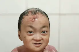 看杨晨是咋秒变的😂#蝴蝶宝贝 #亲子时刻 #萌娃洗澡视频封面