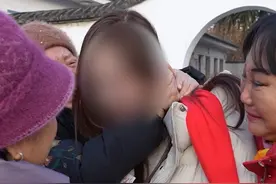 #妈妈与失散25年女儿团聚激动痛哭# #3岁女童走失警方苦寻25年助团圆# #西安公安暖心时刻 12月26日，陕西西安。1999年3岁的小玲不慎走失，贺某学夫妇心急如焚跑遍大街小巷始终未寻得孩子踪迹。@西安公安 周至县公安局奔赴多地，始终没有放弃调查，采集贺某学夫妇血液入库比对。2024年11月，西安市公安局刑侦局发现贺某学夫妇与河南省宜阳县小玲比对信息高度相似，采集血样比对确定是贺某学夫妇的亲生女儿，12月26日，贺某学夫妇和失散二十五年的女儿相见相拥而泣。视频封面