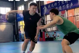 【篮球怪招】胯下假运球，走步？二运？好球？#篮球规则 #实战篮球 #篮球技巧视频封面