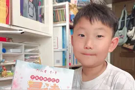 小朋友又又又有新进步啦！每天早早起床，等妹妹的功夫，主动要求说可以读一下书，那还不好办，要就给你准备好了六品堂的“晨读晚练”，只等你这句话啦！  配合度💯的娃，也是另一种幸福。我们不聪明，我们做作业很慢，但我们真的很配合，按照孩子自己的节奏，一步一步见证孩子的成长变化，这样的陪伴，可能会漫长，但却也是能够让孩子生出内驱力的陪伴。  培养出配合度💯的孩子的秘诀就是：让孩子主动提出去完成一件事。平时也会建议，引导孩子早起读个书，晚上作业写完练个字什么的，自然而然在某个场景下，孩子就产生了这样的想法，我们要做的就是鼓励他，支持他和陪伴他！  我们选择六品堂“晨读晚练”的原因： [彩虹R]首先看中的是品牌，我自己也有买过不少他家的产品，品质有保障。 [彩虹R]每天两页，一页晨读，内容是拼音、汉字、词语和造句，每天读一读，帮孩子巩固基础知识；一页晚练，有的是练习拼音和汉字，有的是临摹诗歌，多种练习方式，可以提升孩子的兴趣。 [彩虹R]和课本同步，读和练的内容都是课内的课文和诗歌，给孩子当个练习册，孩子读背练起来更有成就感，也更愿意配合。 [彩虹R]另一大特色是“艾宾浩斯记忆法”，每周打卡，复习巩固，用打卡的形式帮助孩子了解自己的学习状况，边学习边复习，基础知识更牢固。  每天读一读，练一练，内容适中，孩子能够快速完成，也就更愿意坚持✊有打卡，就可以解放我们的双手，孩子也能更自主地学习啦，简直不要太省心，期末考试复习就从现在开始吧！小孩哥继续加油呀！ #每天进步一点 #小学生日常 #认真的样子真可爱 #培养孩子好习惯 #记录真实生活