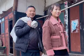 今天表妹居然给我抓了一个大公鸡来#农村生活 #农村美食 #我的乡村生活视频封面