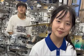 两个小美女架子鼓同步演奏经典动感的音乐真得劲#架子鼓#北国之春 @DOU+小助手 @抖音短视频视频封面