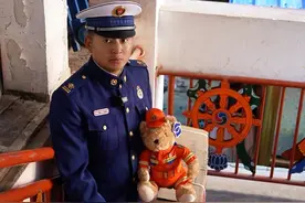 知道怎么领你的消防小熊吗？答案就在视频里哦！#消防小熊 #消防进社区 #蓝朋友视频封面