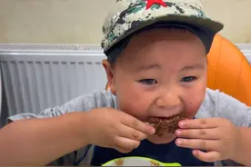 小胖为了吃红烧排骨，居然把小米拿过来换了 #萌娃 #邻居 #土松 #科大讯飞AI学习机 #吒实学习敖敖提升