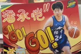 #浙BA 嘉兴经开队#24号球员潘承恺狂砍192分被粉丝围住要签名。（供稿：嘉兴新闻传媒中心）#我打我的浙BA #浙BA火力全开