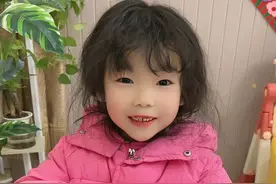 小欣宝的迷你小书包也太可爱了！视频封面