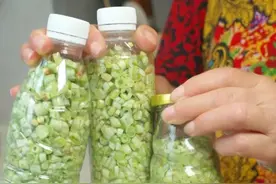 只要有矿泉水瓶就能做酸豆角，这种做法0失败，家里有吃不完的豆角，赶紧试试吧#自制酸豆角 #酸豆角 #酸豆角的腌制方法 #矿泉水瓶酸豆角