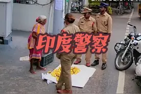 印度女警察没收摆摊老奶奶的香蕉，不料上司过来教她做人#印度视频封面