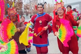 #婚礼   有这样的媒婆来迎亲家人们说这仪式感足不足？#喜结良缘 #农村婚礼视频封面