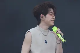 每个人的青春里都有一个路星河，《最好的我们》全场大合唱，你是否想起了你的遗憾～#王栎鑫 #最好的我们 #路星河 #再就业男团 @DOU+小助手 视频cr水印。