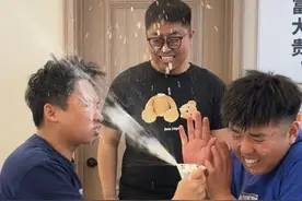 谁能和好朋友面对面能忍住不笑？视频封面