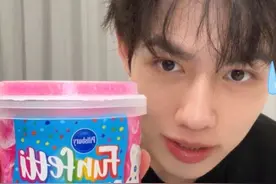 尝试下网上很火的外国小零食… #省饭课代表 #妈呀太香了 #测评#好好吃饭大赛 #酸果干