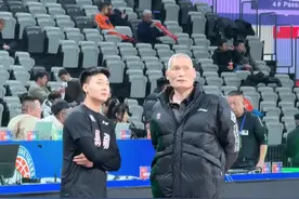新疆男篮主场战山东，赛前赵睿向中国男篮名宿纪敏尚虚心求教#CBA #纪敏尚 #赵睿视频封面