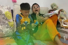 #看一遍笑一遍 #亲子互动 #意想不到的结局 #笑到肚子疼 #挠痒痒 @熙熙(嘻蛋)视频封面
