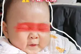 千万不要因为自己的无知害了宝宝 这4个伤害宝宝视力 导致散光的行为千万不要做 一、宝宝睡着以后家长赶紧停下这个行为 很早就听崔玉涛老师科普 孩子睡着后不要开小夜灯 但我习惯在陪木木睡觉的时候看手机 原来这和开小夜灯的危害是一样的 手机散发的光线会穿透宝宝的眼皮 造成他的眼球睫状肌和神经系统紧绷 长期呢就会形成视力损伤 二、户外两小时不等于预防近视 儿保专家说 光线充足加两个小时以上才算有效户外 两者缺一不可 一般上午9-11点 下午3-5点 这两个时间段出门光照最合适 注意啊最好是选择去公园看绿植 这样的有效户外视觉空间越大 越有助于眼睛放松 而且户外的自然光源 也对宝宝的眼睛有好处 而去逛商场的活动 都属于无效户外 对预防近视帮助不大 三、不要让宝宝在昏暗的环境里玩耍 只要宝宝呆在室内 就一定要注意保证光线充足 很多家长害怕光线会伤害宝宝的眼睛 其实是过滤了 正常的照明光源 对宝宝的眼睛没什么损害 宝宝虽然爱盯着光源看 但身体也有自我保护功能 太刺激的时候会扭头避开的 只要注意不要让激光类的灯或者浴霸 直视宝宝的眼睛就好 四、不看电子产品就OK吗 对于小宝宝来说 即使是自己拿在手上玩玩具 也算是近距离用眼 会让眼球处于紧张状态 导致眼轴增长 这是倒是散光或者近视的重要因素 那么要如何解决这个问题呢 眼科大夫陶勇医生科普的 二十二十二十法则 每看20分钟近处 就要远眺20英尺 也就是6米以外的地方至少20秒 去充分放松睫状肌 只要避免前面介绍的四大误区 还是能最大限度的保护视力 把对将来视力的影响降到最低 多一个家人关注就给宝宝多一份呵护，关注我学习更多育儿干货#宝宝视力 #远视储备 #婴儿视力发育 #新手爸妈 #育儿 @DOU+小助手 @迷你地瓜 @烤地瓜视频封面