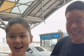 儿子一家出国旅游，爷爷直接给孙女一张卡，让孙女想买啥买啥 #瞧这一家子 #全家出动 #爷爷奶奶和孙子视频封面