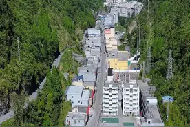 隐藏在深山峡谷中的“一线村庄”，房子依山而建，可谓绝地缝生，远离尘嚣#美丽乡村 #世外桃源 #十万大山 #治愈系风景视频封面