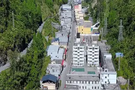 隐藏在深山峡谷中的“一线村庄”，房子依山而建，可谓绝地缝生，远离尘嚣#美丽乡村 #世外桃源 #十万大山 #治愈系风景视频封面
