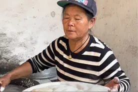 家乡的手工荞麦豆皮家的味道 又到了摊豆皮子的季节，家乡的豆皮子都是这样做出来的，烟火的气息，家乡的味道。#湖北豆丝的家常做法 #荞麦豆皮 #手工豆皮 #荞麦豆皮子 #豆皮的家常做法视频封面