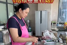 今天继续给大家分享食堂大锅菜《培根卷金针菇》做法简单，成本也很划算#地方特色美食 #公司食堂员工餐 #我的厨房日记 #阿蓉美食视频封面